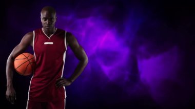 Basketbolcunun ışık yollarında topu tutuşu animasyonu. küresel spor, fitness, bilim ve veri işleme kavramı dijital olarak oluşturulmuş video.