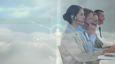 Telefon kulaklığı takan iş adamlarıyla bağlantı ağının animasyonu. küresel finansman, iş dünyası, dijital arayüz ve teknoloji konsepti dijital olarak oluşturulmuş video.