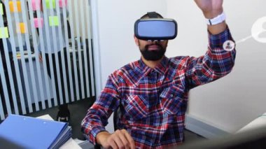 Bağlantılar ve telefon kulaklığı takan iş adamlarının animasyonları. küresel bağlantılar, dijital arayüz ve teknoloji konsepti dijital olarak oluşturulmuş video.