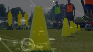 Futbol oyuncuları üzerinde veri işleme ve bağlantı ağının animasyonu. global spor, rekabet, bağlantılar, veri işleme konsepti dijital olarak oluşturulmuş video.
