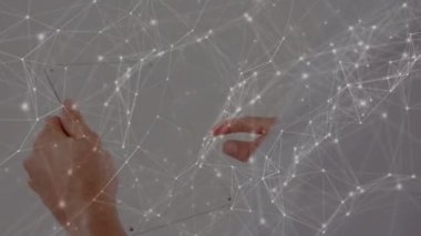 Tablet kullanarak iş adamı üzerinden bağlantı ağının animasyonu. küresel iş, bağlantılar, veri işleme ve teknoloji konsepti dijital olarak oluşturulmuş video.