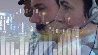 Telefon kulaklığı takan iş adamlarıyla ilgili finansal ve istatistiksel veri işleme animasyonu. küresel finansman, iş dünyası, dijital arayüz ve teknoloji konsepti dijital olarak oluşturulmuş video.