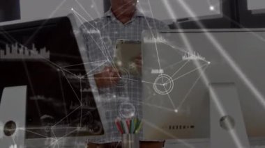 Tablet kullanarak iş adamı üzerinden bağlantı ağının animasyonu. küresel iş, bağlantılar, veri işleme ve teknoloji konsepti dijital olarak oluşturulmuş video.