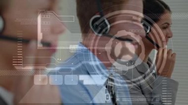Telefon kulaklığı kullanan iş adamlarının dijital arayüzünün animasyonu. küresel iş, bağlantılar, veri işleme ve teknoloji konsepti dijital olarak oluşturulmuş video.