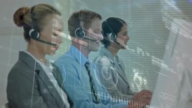 Telefon kulaklığı kullanan iş adamlarının dijital arayüzünün animasyonu. küresel iş, bağlantılar, veri işleme ve teknoloji konsepti dijital olarak oluşturulmuş video.
