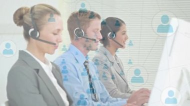 Telefon kulaklığı takan iş adamlarıyla bağlantı ağının animasyonu. küresel finansman, iş dünyası, dijital arayüz ve teknoloji konsepti dijital olarak oluşturulmuş video.