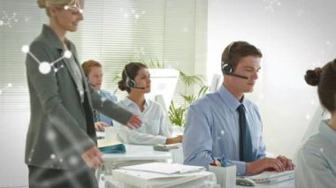 Telefon kulaklığı takan iş adamlarının üzerinde molekülleri hareket ettirme animasyonu. küresel iş, bağlantılar, veri işleme ve teknoloji konsepti dijital olarak oluşturulmuş video.