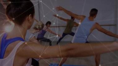 Grup yogası ve meditasyon üzerine veri işleme animasyonu. global spor, fitness ve bağlantı konsepti dijital olarak oluşturulmuş video.