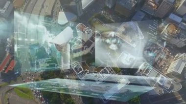 Şehir manzarası üzerinde veri işlenen ekranların animasyonu. küresel bağlantılar, veri işleme ve teknoloji konsepti dijital olarak oluşturulmuş video.