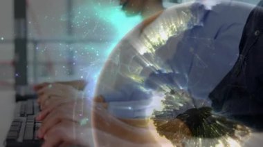 Dünya 'nın animasyonu ve telefon kulaklığı takan iş adamlarının bağlantıları. küresel bağlantılar, dijital arayüz, teknoloji ve ağ konsepti dijital olarak oluşturulmuş video.