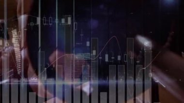 Beden eğitiminde egzersiz yapan bir adamın bağlantı ve veri işleme ağının animasyonu. global spor, fitness, veri işleme ve dijital arayüz kavramı dijital olarak oluşturulmuş video.