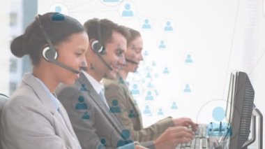 Telefon kulaklığı takan iş adamlarıyla bağlantı ağının animasyonu. küresel finansman, iş dünyası, dijital arayüz ve teknoloji konsepti dijital olarak oluşturulmuş video.