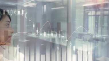 Telefon kulaklığı takan iş kadınının finansal ve istatistiksel veri işleme animasyonu. küresel finansman, iş dünyası, dijital arayüz ve teknoloji konsepti dijital olarak oluşturulmuş video.
