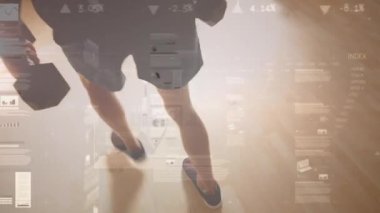 Beden eğitiminde egzersiz yapan bir adamın bağlantı ve veri işleme ağının animasyonu. global spor, fitness, veri işleme ve dijital arayüz kavramı dijital olarak oluşturulmuş video.