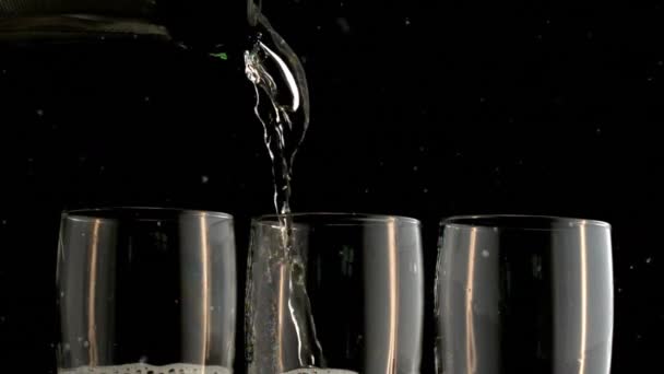 Animation Neige Tombant Sur Des Verres Champagne Sur Fond Noir — Video