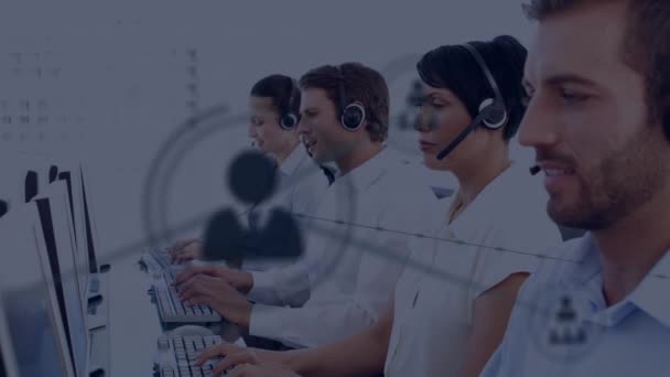 Animacja Sieci Połączeń Ikonami Nad Przedsiębiorcami Noszącymi Słuchawki Telefoniczne Globalne — Wideo stockowe