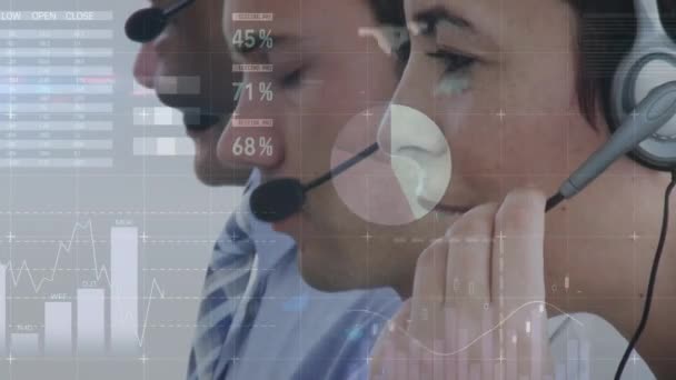 Анимация Обработки Финансовых Статистических Данных Деловым Людям Телефонных Гарнитурах Глобальные — стоковое видео