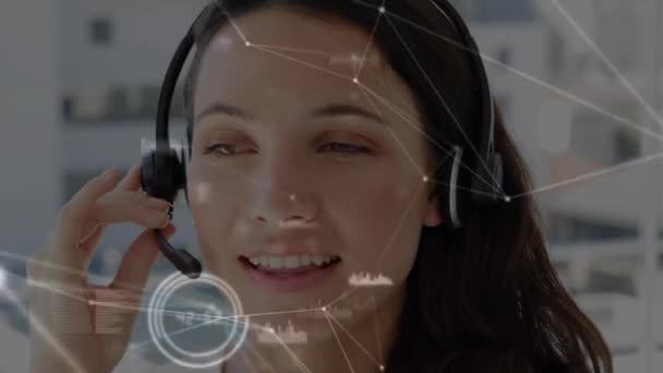 Telefon Kulaklığı Takan Bir Kadınının Iletişim Ağının Animasyonu Küresel Bağlantılar — Stok video