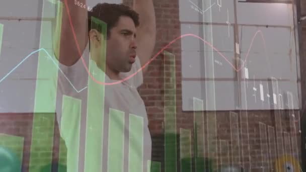 Animace Zpracování Dat Statistiky Nad Silným Cvičením Muže Globální Koncepce — Stock video