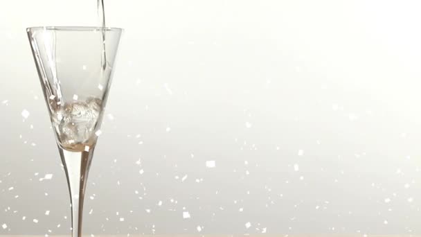 白い背景にシャンパングラスの上に降る雪のアニメーション パーティーやお祝いのコンセプトをデジタルで — ストック動画