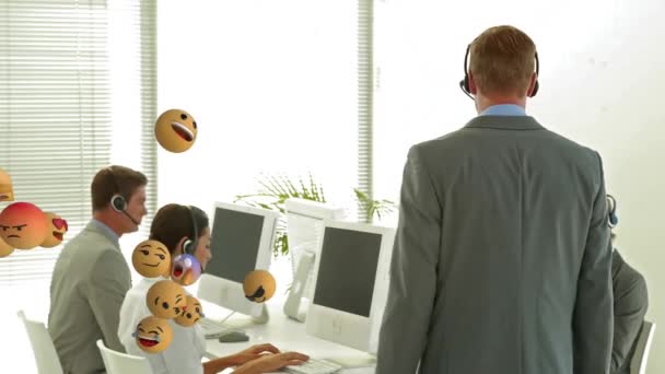 Animação Emoji Caindo Sobre Pessoas Negócios Usando Fones Ouvido Telefone — Vídeo de Stock