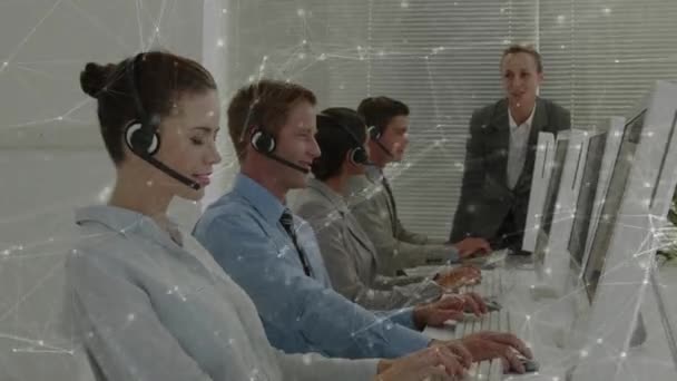 Telefon Kulaklığı Takan Adamlarıyla Bağlantı Ağının Animasyonu Küresel Finansman Dünyası — Stok video