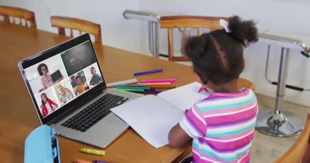在网上课程中 女孩使用带有不同班级和老师屏幕的笔记本电脑的复合视频 全球通信技术和在线教育概念 数码视频 — 图库视频影像