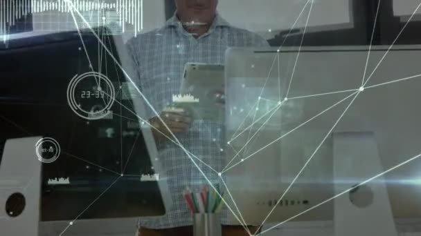 タブレットを使用してビジネスマン上の接続のネットワークのアニメーション 世界的なビジネス データ処理 テクノロジーの概念がデジタルで生成されたビデオ — ストック動画
