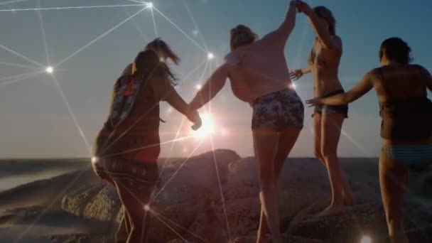 Animacja Sieci Połączeń Nad Szczęśliwą Grupą Przyjaciół Bawiących Się Spacerujących — Wideo stockowe
