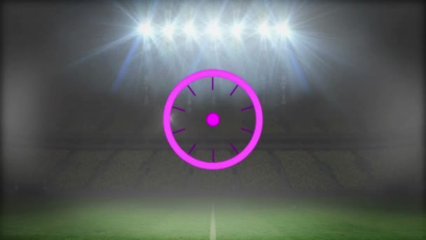 夜間のスポーツ競技場で 蛍光灯のついたサッカーピッチを移動するピンクの円形スキャナのアニメーション スポーツ勝利達成競争の概念デジタルで生成されたビデオ — ストック動画