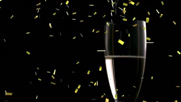 Animation Von Konfetti Das Über Champagnerglas Auf Schwarzem Hintergrund Fällt — Stockvideo