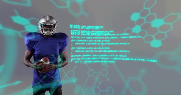 男性アメリカンフットボール選手がボールを保持する上での化学構造のアニメーション スポーツ フィットネス データ処理の概念をデジタルで生成したビデオ — ストック動画