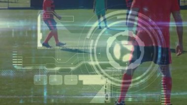 Futbolcular üzerinde veri işleme ve tarama animasyonu. global spor, rekabet, bağlantılar, veri işleme konsepti dijital olarak oluşturulmuş video.