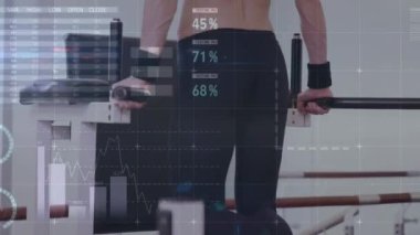 Spor salonunda egzersiz yapan fit bir kadın için bağlantı ağı ve veri işleme animasyonu. global spor, fitness, veri işleme ve dijital arayüz kavramı dijital olarak oluşturulmuş video.