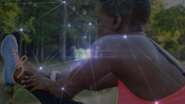 Ormanda egzersiz yapan bir kadın üzerindeki bağlantı ağının animasyonu. küresel bağlantılar, fitness, refah konsepti dijital olarak oluşturulmuş video.