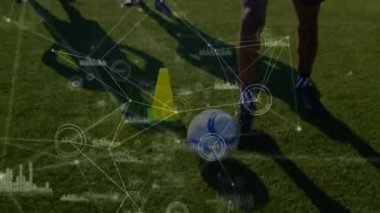 Futbol oyuncuları üzerinde veri işleme ve bağlantı ağının animasyonu. global spor, rekabet, bağlantılar, veri işleme konsepti dijital olarak oluşturulmuş video.