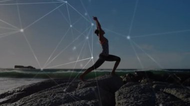Yoga yapan bir kadının üzerine dünyanın animasyonu. Genel bağlantı, konsept olarak dijital olarak oluşturulmuş video.