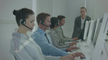 Telefon kulaklığı takan iş adamlarıyla bağlantı ağının animasyonu. küresel finansman, iş dünyası, dijital arayüz ve teknoloji konsepti dijital olarak oluşturulmuş video.