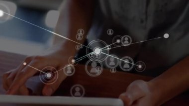 VR kulaklık kullanan kadın üzerindeki bağlantı ağının animasyonu. küresel iş, bağlantılar, veri işleme ve teknoloji konsepti dijital olarak oluşturulmuş video