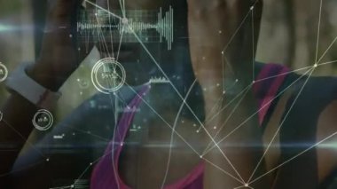 Ormanda egzersiz yapan kadın üzerindeki bağlantı ağının animasyonu. küresel bağlantılar, fitness, refah konsepti dijital olarak oluşturulmuş video.