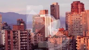 Şehrin her yerinde tarama ve veri işleme alanlarının animasyonu. küresel bağlantılar, veri işleme ve teknoloji konsepti dijital olarak oluşturulmuş video.
