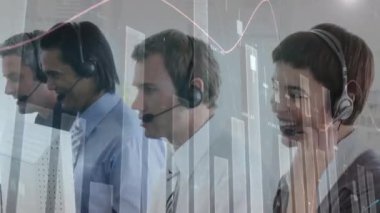 Telefon kulaklığı takan iş adamlarıyla ilgili finansal ve istatistiksel veri işleme animasyonu. küresel finansman, iş dünyası, dijital arayüz ve teknoloji konsepti dijital olarak oluşturulmuş video.