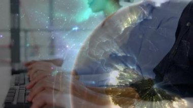 Dünya 'nın animasyonu ve telefon kulaklığı takan iş adamlarının bağlantıları. iş, bağlantı, teknoloji ve dijital arayüz konsepti dijital olarak oluşturulmuş video.