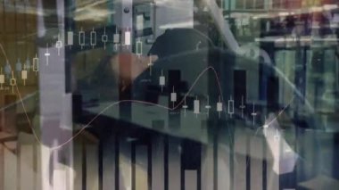 Beden eğitiminde egzersiz yapan bir adamın bağlantı ve veri işleme ağının animasyonu. global spor, fitness, veri işleme ve dijital arayüz kavramı dijital olarak oluşturulmuş video.