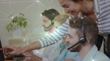 Telefon kulaklığı takan iş adamlarıyla bağlantı ağının animasyonu. küresel finansman, iş dünyası, dijital arayüz ve teknoloji konsepti dijital olarak oluşturulmuş video.