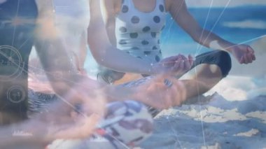 Yoga yapan, plajda meditasyon yapan bir grup kadın arkadaşın veri işleme animasyonu. global spor, fitness ve bağlantı konsepti dijital olarak oluşturulmuş video.