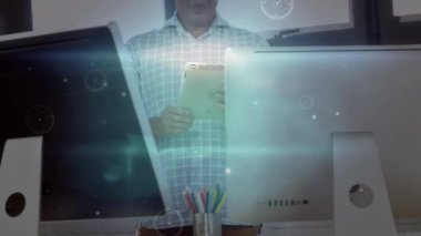 Tablet kullanarak iş adamı üzerinden bağlantı ağının animasyonu. küresel iş, bağlantılar, veri işleme ve teknoloji konsepti dijital olarak oluşturulmuş video.