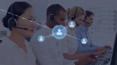 Telefon kulaklığı takan iş adamlarının simgeleriyle bağlantı ağının animasyonu. küresel bağlantılar, dijital arayüz, teknoloji ve ağ konsepti dijital olarak oluşturulmuş video.