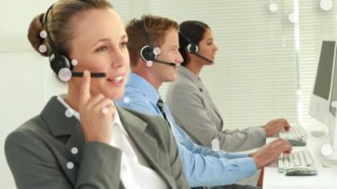 Telefon kulaklığı takan iş adamlarının üzerinde beyaz noktaların canlandırılması. küresel iş, bağlantılar, veri işleme ve teknoloji konsepti dijital olarak oluşturulmuş video.