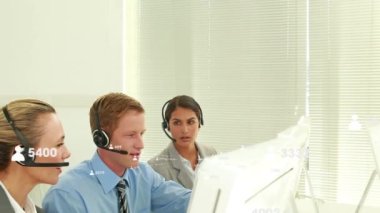 Telefon kulaklığı takan işadamları üzerinde değişen numaraların animasyonu. küresel iş, bağlantılar, veri işleme ve teknoloji konsepti dijital olarak oluşturulmuş video.